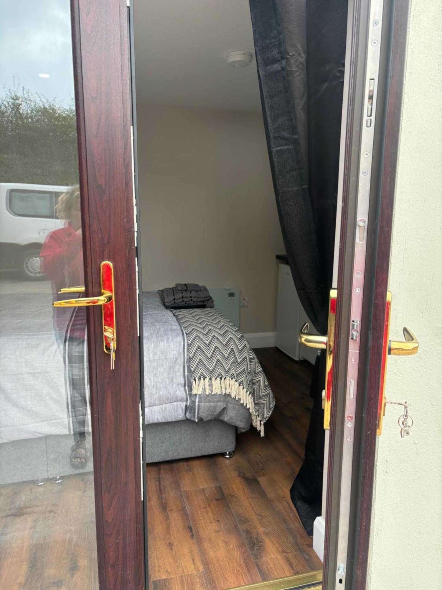 Private Detached Small Bedroom And Bathroom Only- This Is Not An Apartment Butlersbridge Экстерьер фото