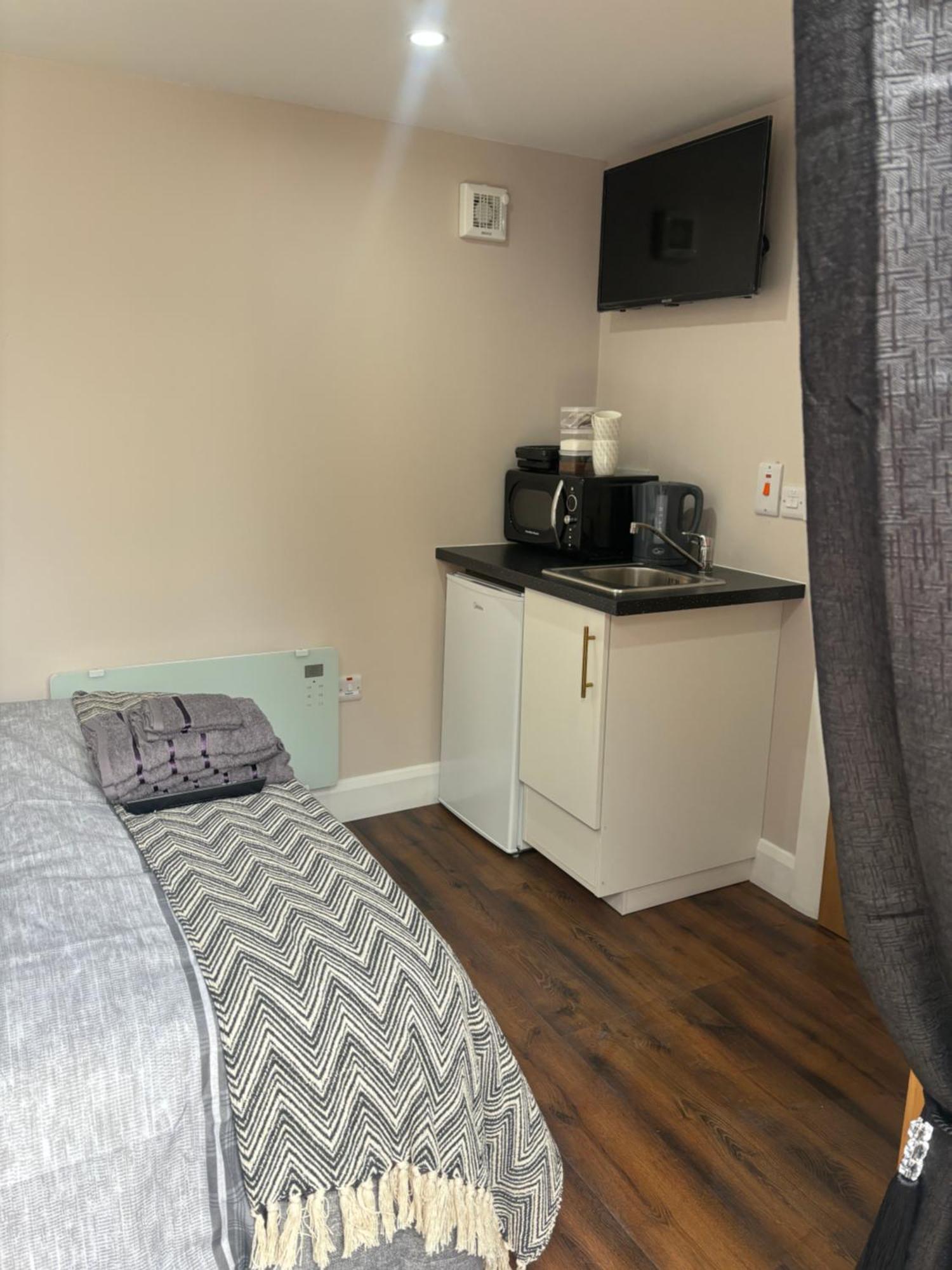 Private Detached Small Bedroom And Bathroom Only- This Is Not An Apartment Butlersbridge Экстерьер фото